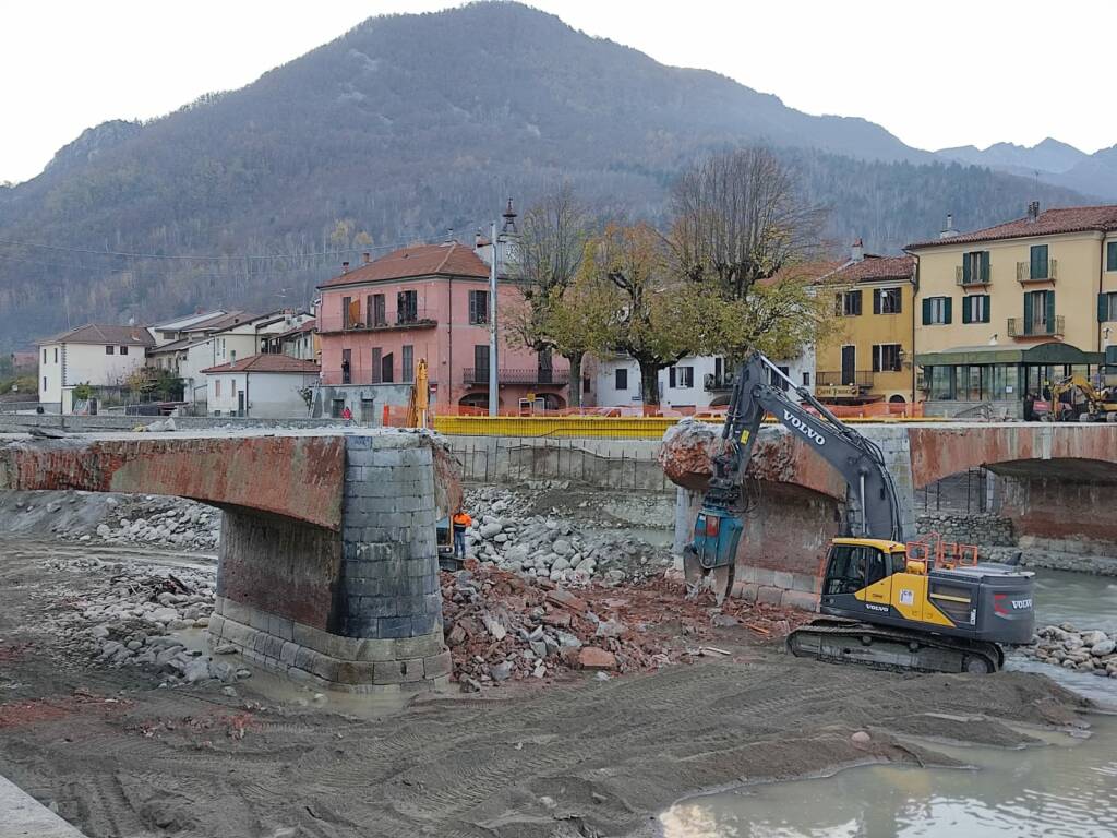 Ponte Odasso, demolizione in corso a Garessio: l’arcata centrale non esiste più