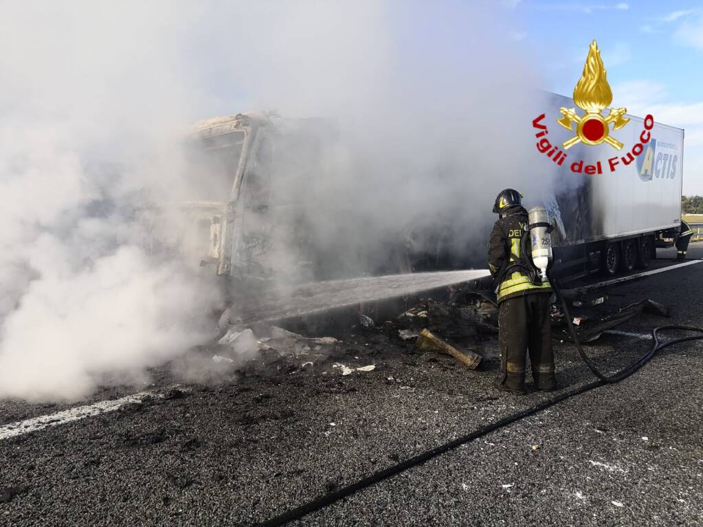 Tir in fiamme sull’autostrada A6: traffico bloccato tra Marene e Fossano