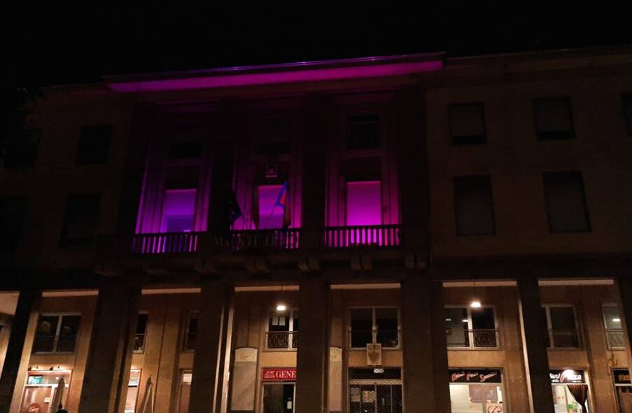 A Verzuolo il Palazzo Comunale si illumina di rosa