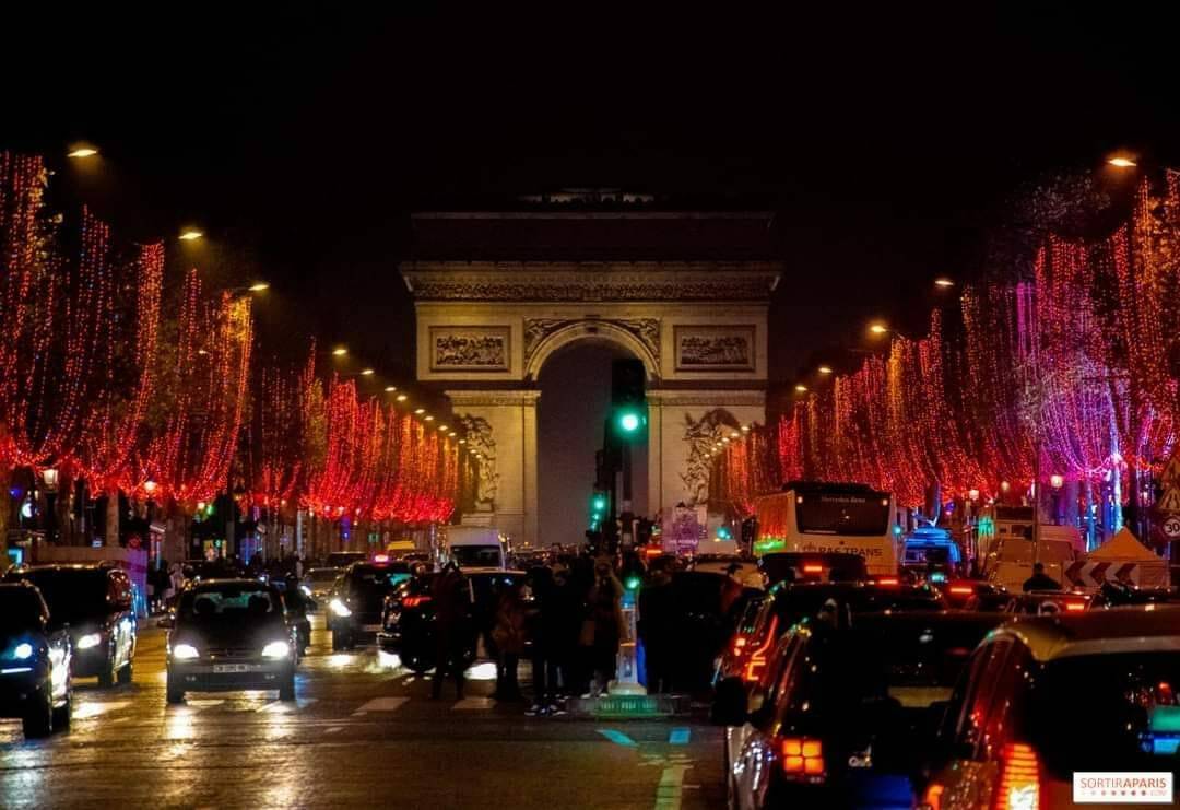 Le luci natalizie sugli Champs-Elysées accese grazie alla Ferrero di Alba