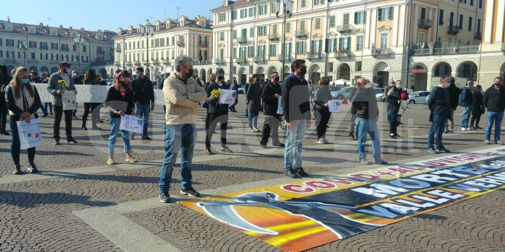 Cuneo, gli imprenditori scendono in piazza. Confesercenti: “allo stremo e presi in giro”