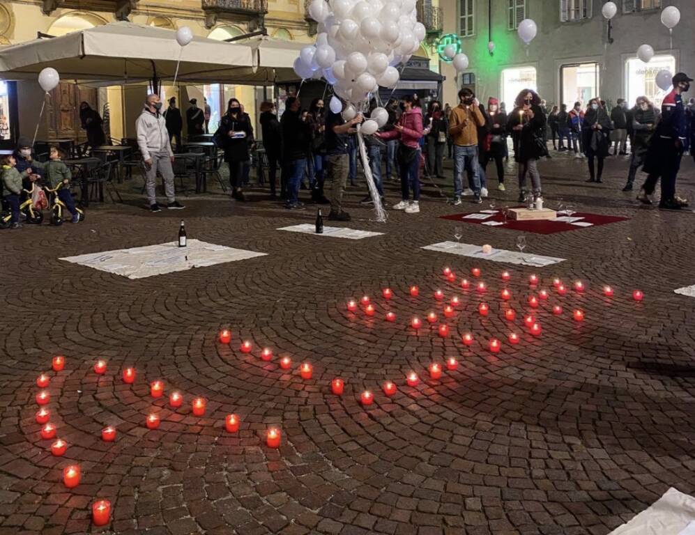 Alba, commercianti e operatori turistici scendono in piazza: “vogliamo soltanto lavorare”