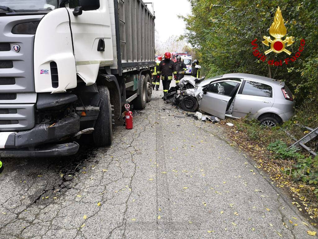 Scontro frontale tra auto e camion a Villafalletto: macchina distrutta, conducente in ospedale
