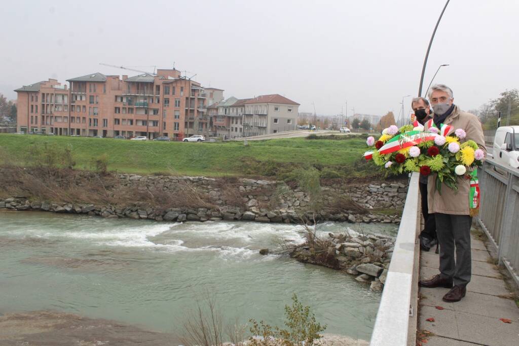 Alba: lancio della corona di fiori nel fiume Tanaro per la commemorazione delle vittime dell’alluvione del 1994