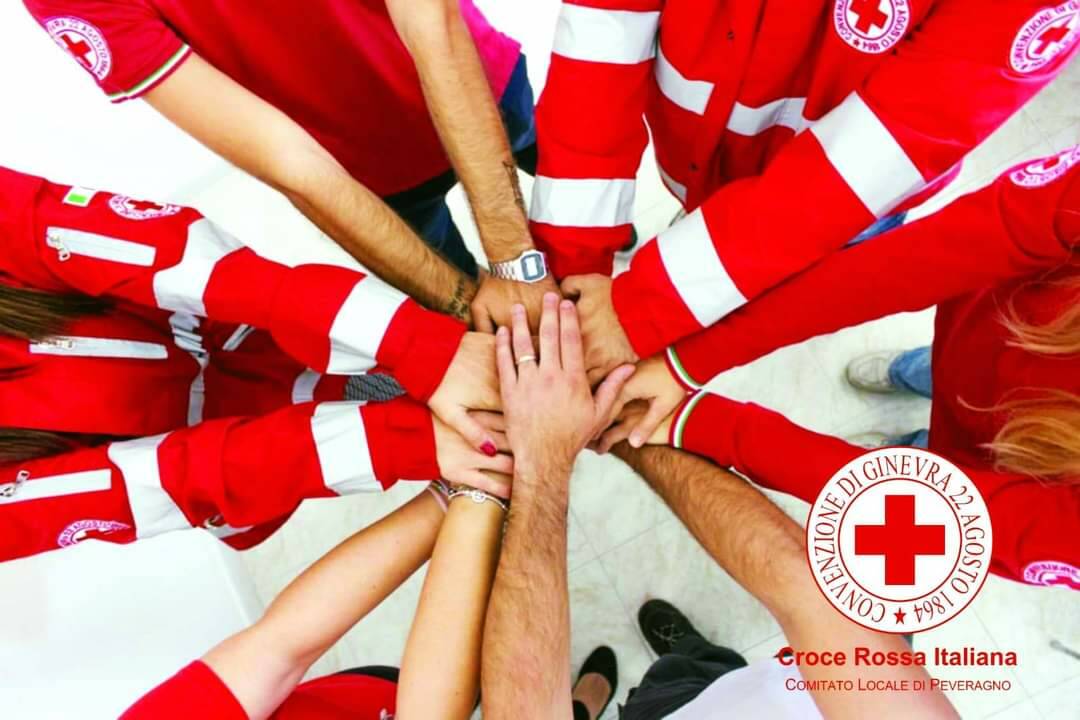 L’androne del Palazzo comunale di Alba si illumina di rosso per la Giornata Mondiale della Croce Rossa