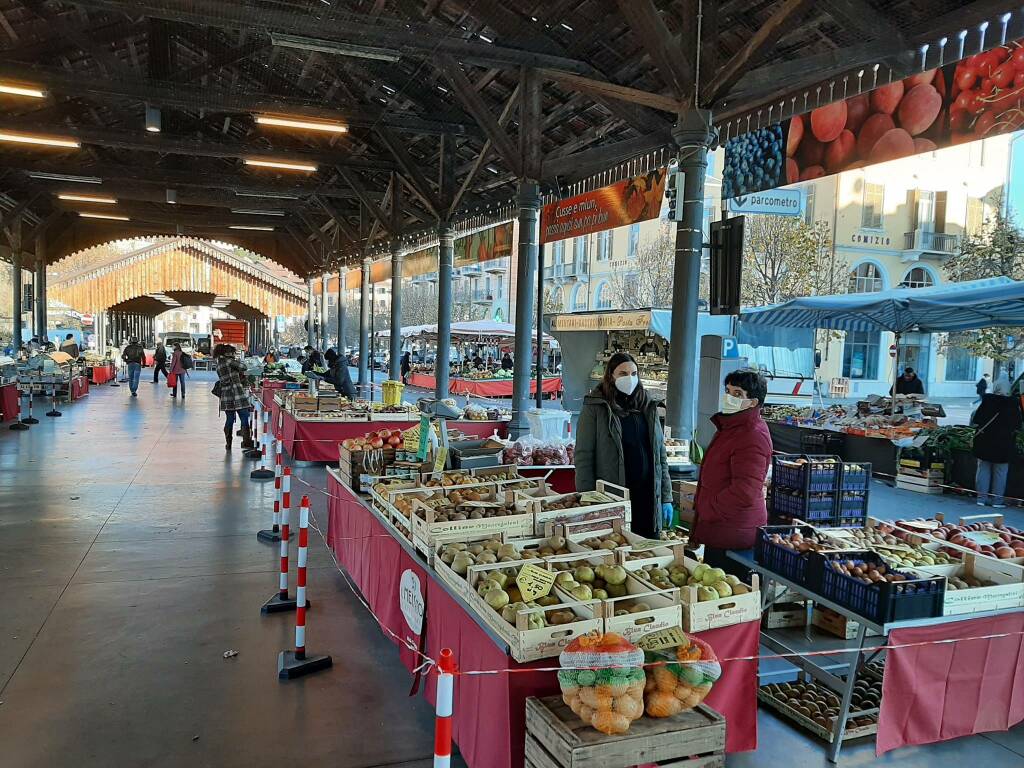 Mondovì, il mercato di piazza Ellero non si ferma neppure all’Immacolata