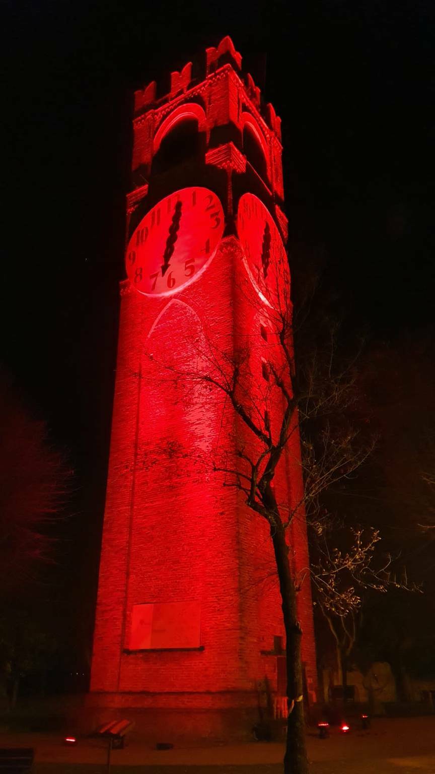 Mondovì illumina di rosso la torre del Belvedere e il municipio contro la violenza sulle donne