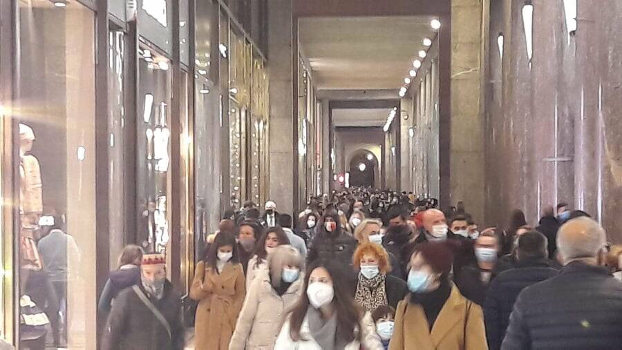 Passeggiata senza mascherina verso piazza Castello: 11 persone multate a Torino
