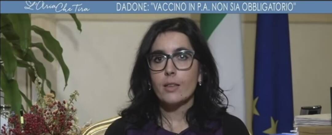 Scontro Dadone-Zampa sui vaccini anti-Covid