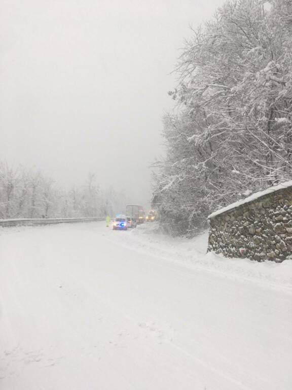 Camion di traverso sulla statale 28: auto incolonnate sotto la neve tra Ceva e Nucetto
