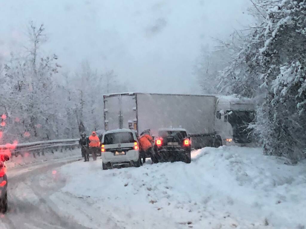 Camion di traverso sulla statale 28: auto incolonnate sotto la neve tra Ceva e Nucetto