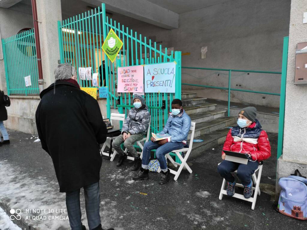 Lezioni in DAD, 6 studenti delle medie “Cordero” di Mondovì in protesta davanti alla scuola