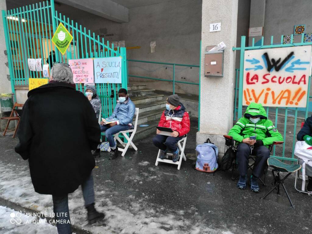 Lezioni in DAD, 6 studenti delle medie “Cordero” di Mondovì in protesta davanti alla scuola