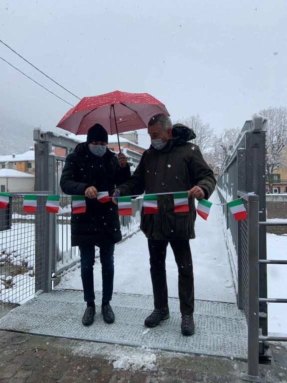 Garessio, inaugurata sotto la neve la passerella provvisoria sul Tanaro