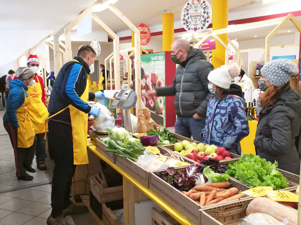 Coldiretti Cuneo: buon cibo ed esperienze Km zero per regali unici al mercato coperto di Campagna Amica a Cuneo