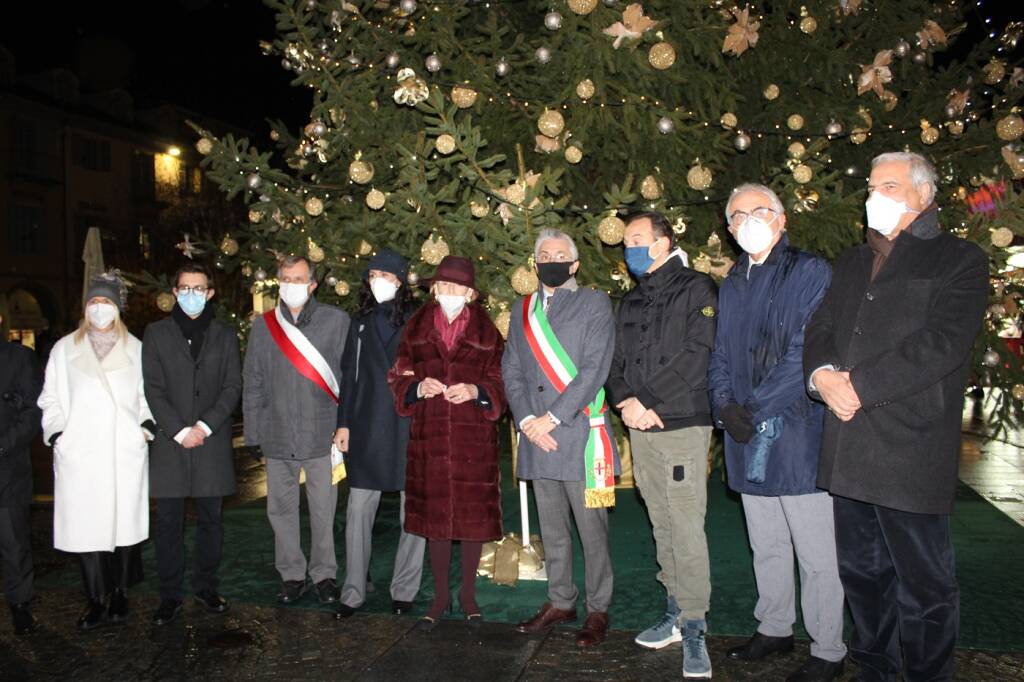 Alba, acceso l’albero di Natale Ferrero