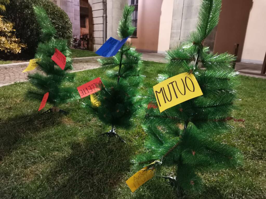 Cuneo, alberi di Natale e cartelli di fronte al Comune: nuova protesta delle Mascherine Tricolori 