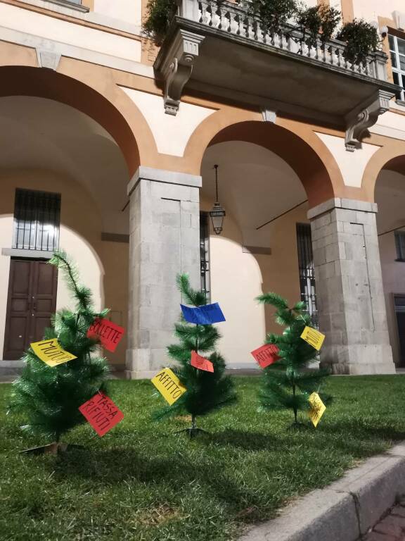Cuneo, alberi di Natale e cartelli di fronte al Comune: nuova protesta delle Mascherine Tricolori 