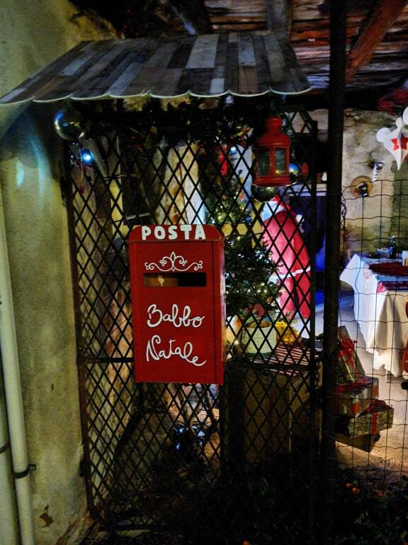 A Chiusa Pesio con albero e presepi c’è la casa di Babbo Natale!