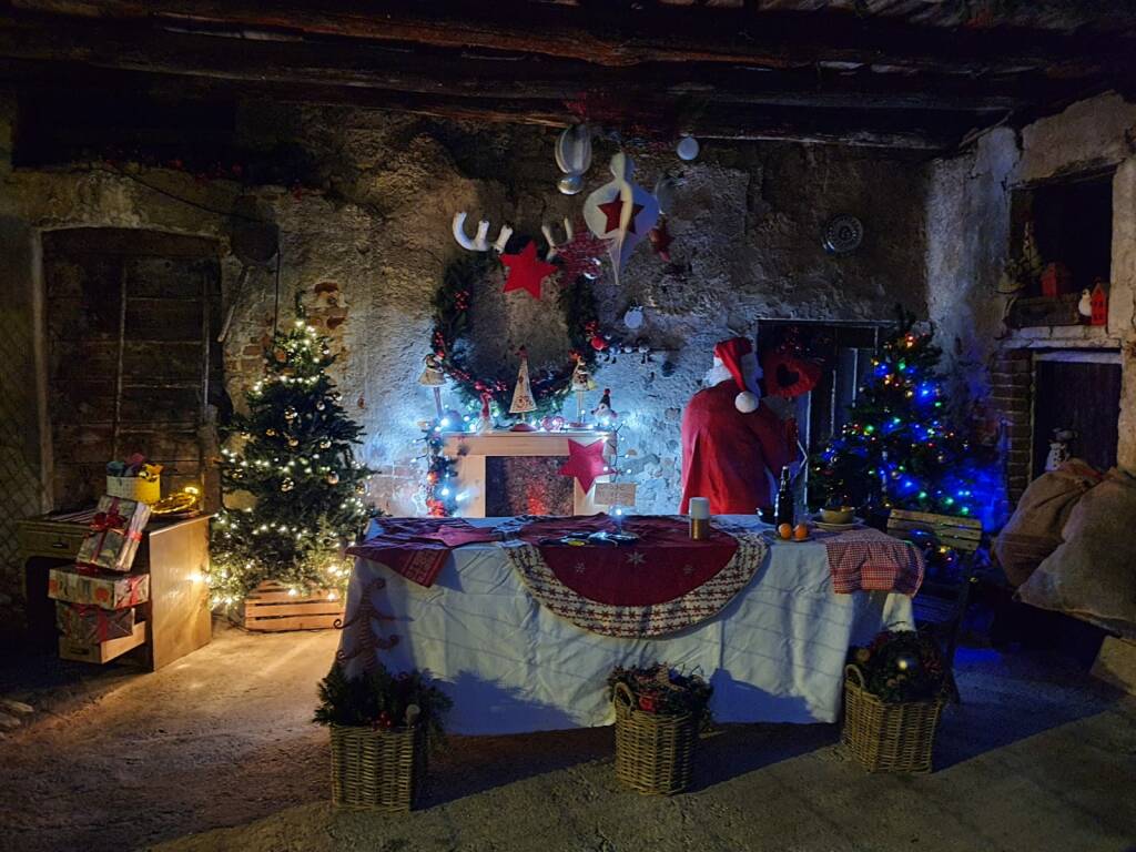 A Chiusa Pesio con albero e presepi c’è la casa di Babbo Natale!