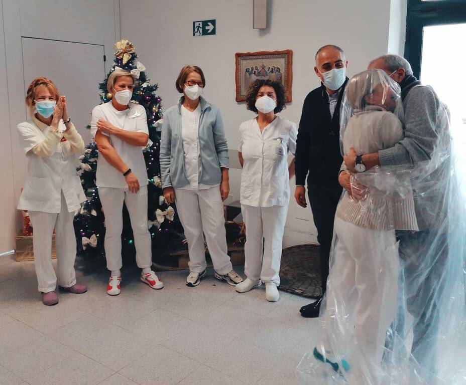 Ditta di Mondovì dona teli isolanti per consentire gli abbracci tra parenti e ospiti del “Sacra Famiglia”