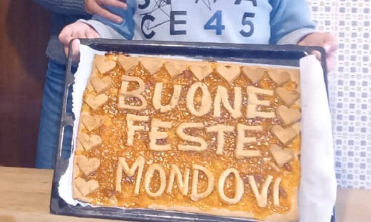 Una crostata all’asta per aiutare l’ospedale di Mondovì: l’iniziativa natalizia dei monregalesi Alessandro e Mattia