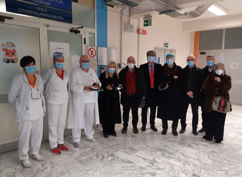 Due caschi con luce frontale donati all’ospedale di Savigliano dai Lions
