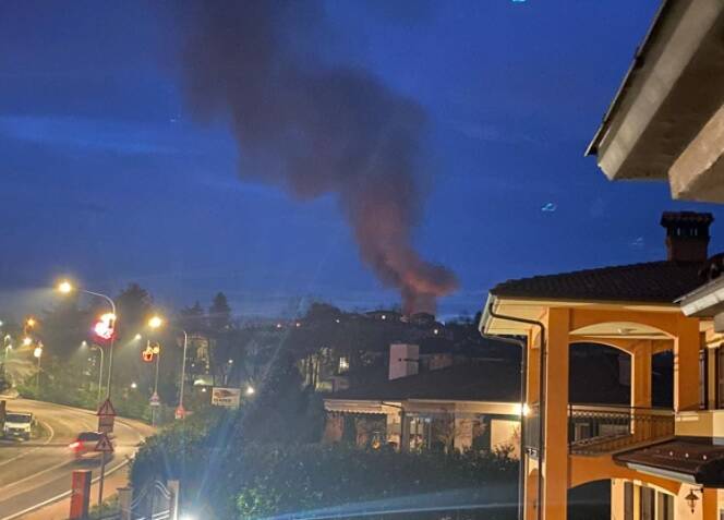 Edificio in fiamme e colonna di fumo nel cielo di Villanova Mondovì: vigili del fuoco al lavoro