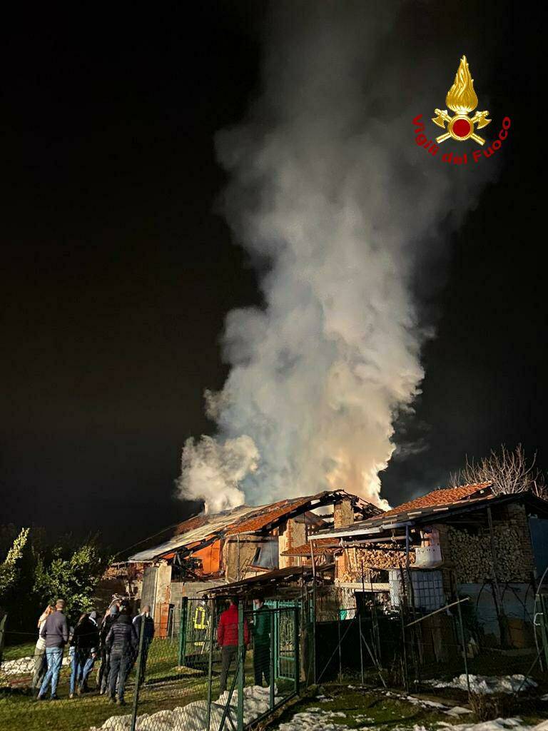 Casolare in fiamme a Villanova Mondovì, vigili del fuoco ancora al lavoro