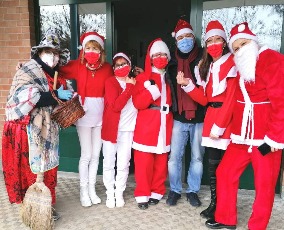 Una banda di Babbi Natale e addirittura la Befana fanno gli auguri agli ospiti del “Sacra Famiglia” a Mondovì