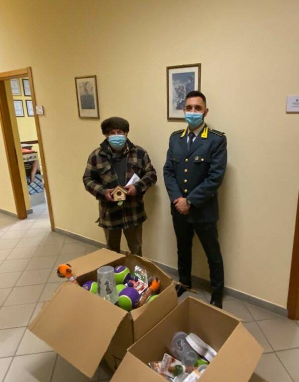 Donati oltre 1000 prodotti tra articoli per animali e mascherine dalla Guardia di Finanza di Cuneo