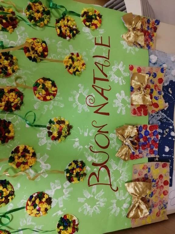 Cartelloni di auguri per i nonni della casa di riposo e vendita di biscotti e dolci speciali: il magico Natale dei bimbi dell’asilo di San Michele Mondovì