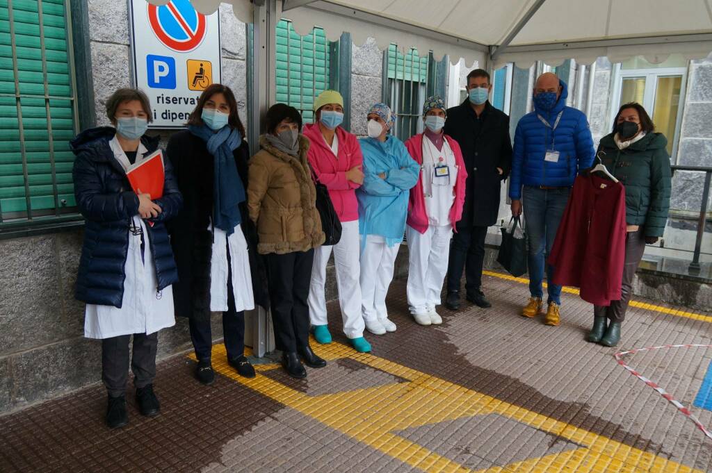 Cuneo, l’Abio consegna alcune divise all’insegnante ospedaliera per la scuola in Pediatria in sicurezza