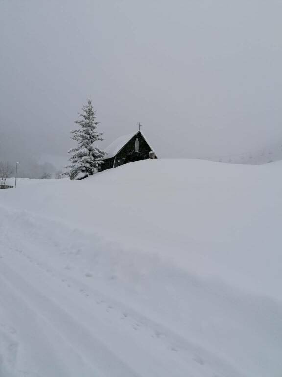 Limone Piemonte, il sindaco ordina di spalare la neve dei tetti: “Grave pericolo per la pubblica e privata incolumità”