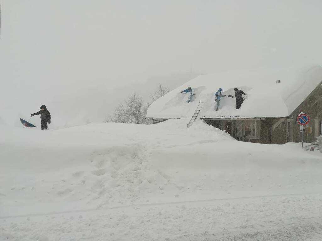 A Prato Nevoso si spala la neve dai tetti! Superati ampiamente i 2 metri di dama bianca