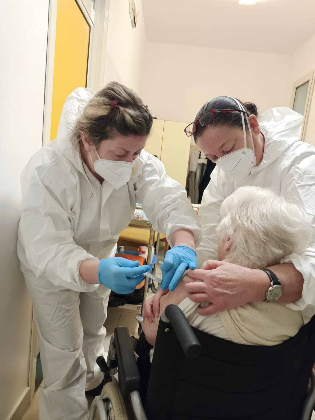 Bra, alla Rsa “Montepulciano” è il giorno del vaccino: la più anziana è nonna Teresa di 95 anni