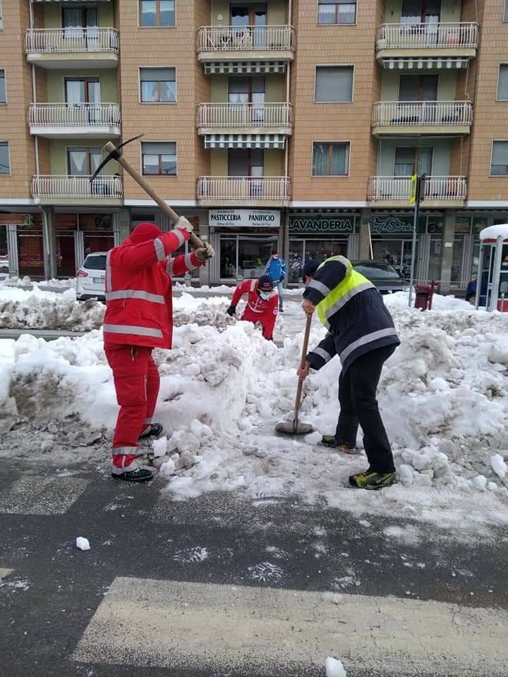 Borgo San Dalmazzo, volontari in azione per rimuovere neve e ghiaccio