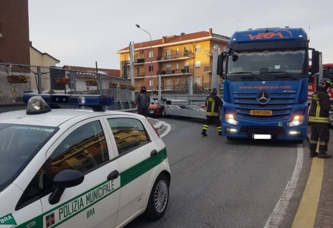 Auto contro bisarca sul ponte di via Cuneo a Bra: interviene il carro attrezzi