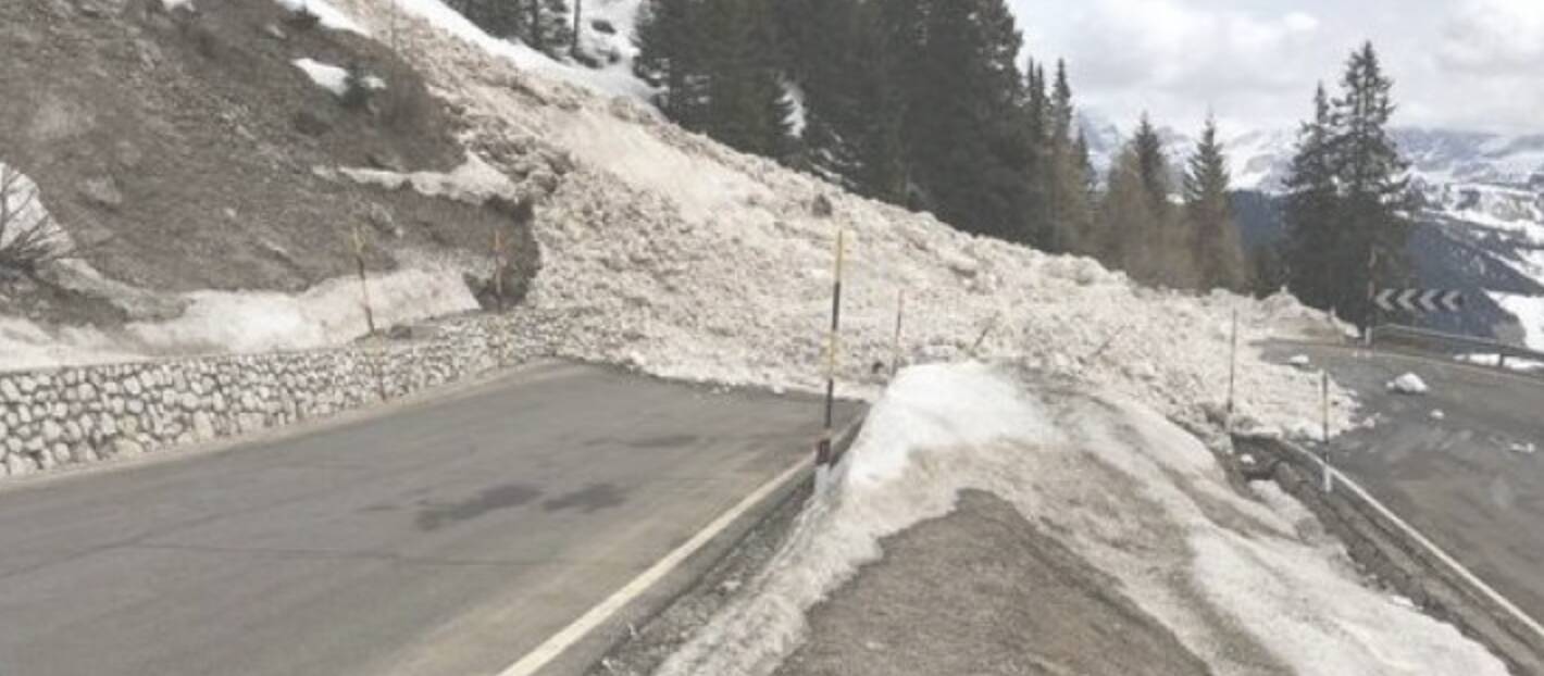 Distacco di neve da un pendio ha coinvolto un’auto: resta elevato il pericolo valanghe sulle strade provinciali in alta quota
