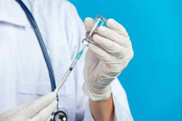 Effetti collaterali vaccino anti-Covid: 7.337 reazioni avverse finora, di cui 7,6% “gravi”