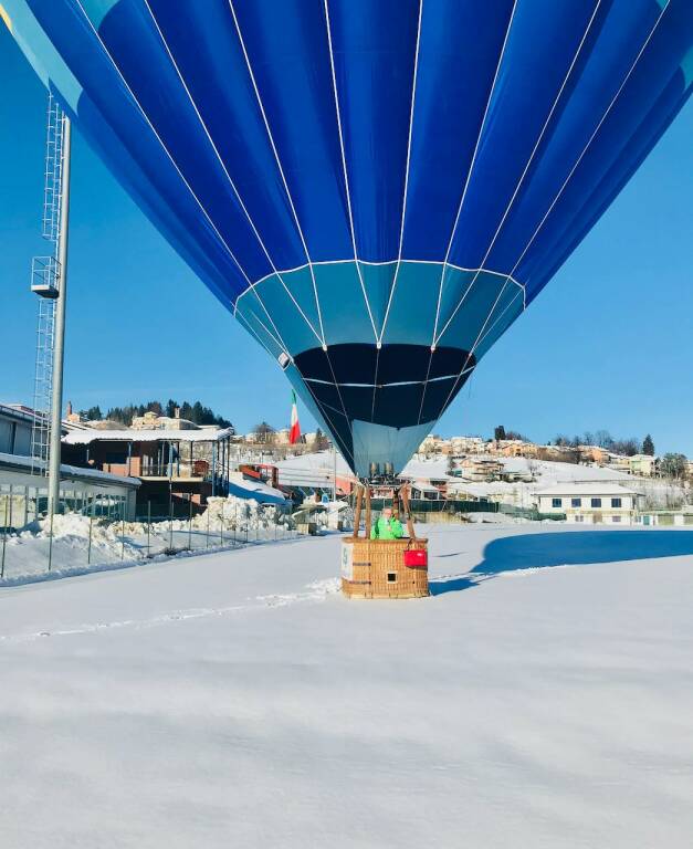 John Aimo arriva in mongolfiera a Vicoforte: atterraggio nel campo sportivo
