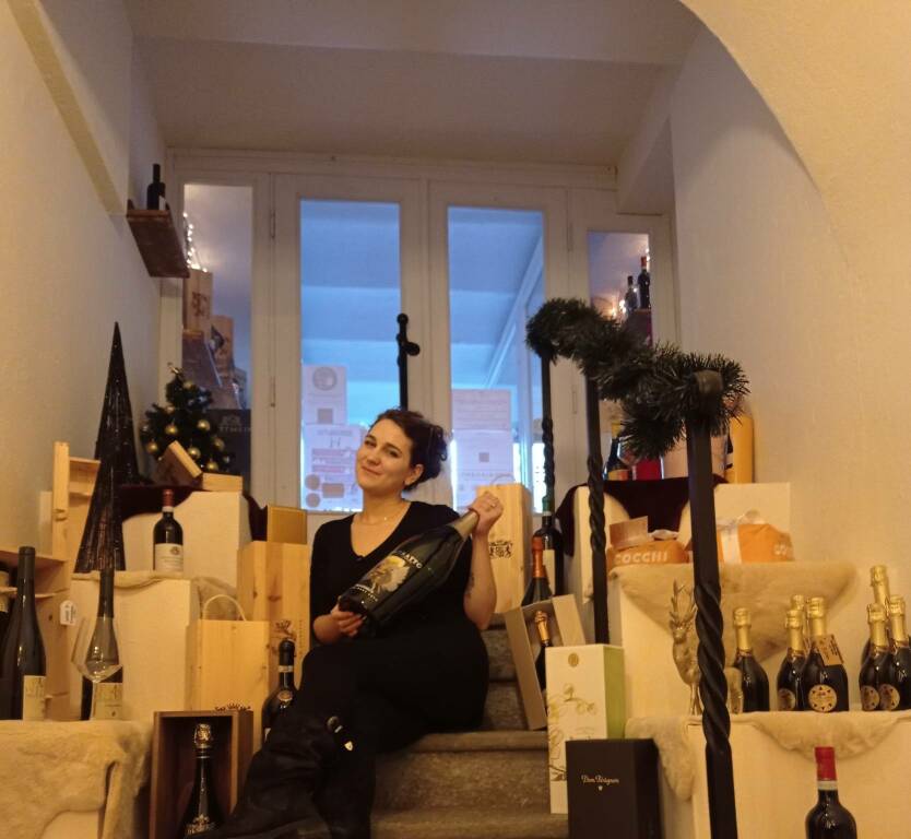 “Alluvione e pandemia non hanno fermato il mio sogno ad Alta Quota”: la 26enne Noemi Ambrosio ha aperto un’enoteca a Limone Piemonte