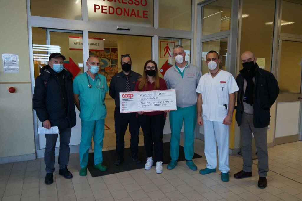 La donazione dei dipendenti Ipercoop Cuneo al Pronto Soccorso del Santa Croce