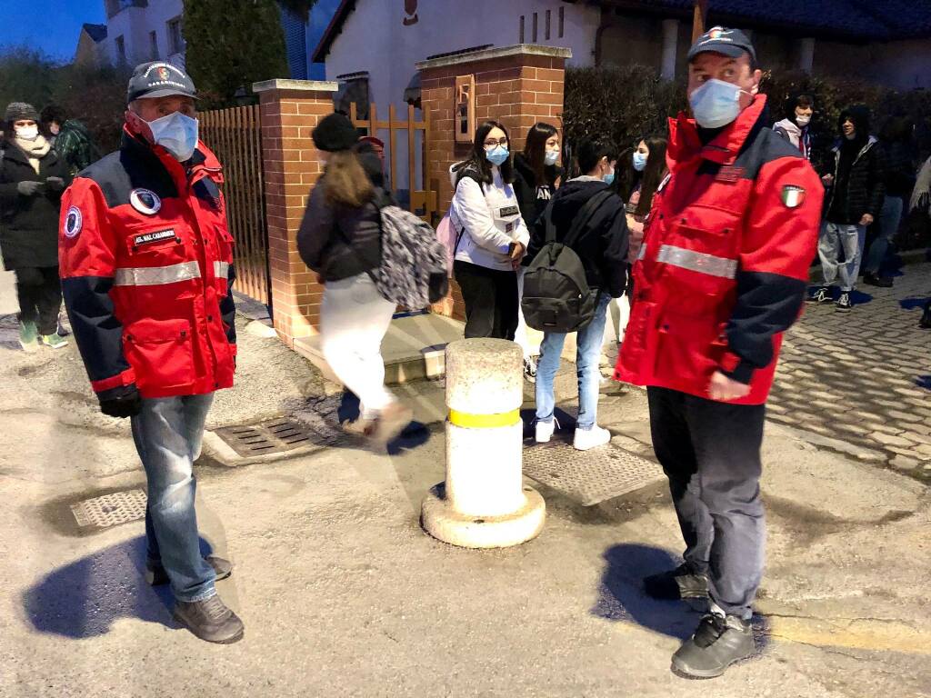 Volontari di protezione civile ed educatori per evitare assembramenti alla stazione dei bus di Saluzzo