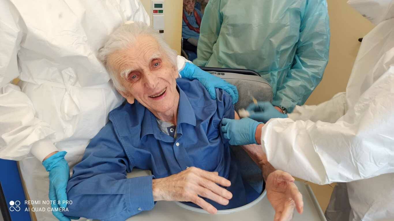 Dogliani, vaccino anti-Covid nella RSA “Sacra Famiglia”. Il più anziano è nonno Franco di 86 anni