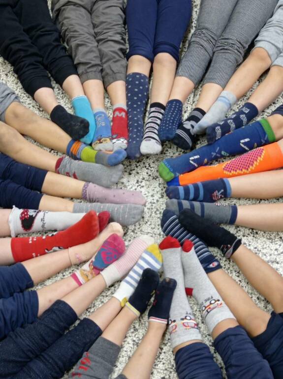 Alla primaria di San Chiaffredo si è celebrata la “Giornata dei calzini spaiati”