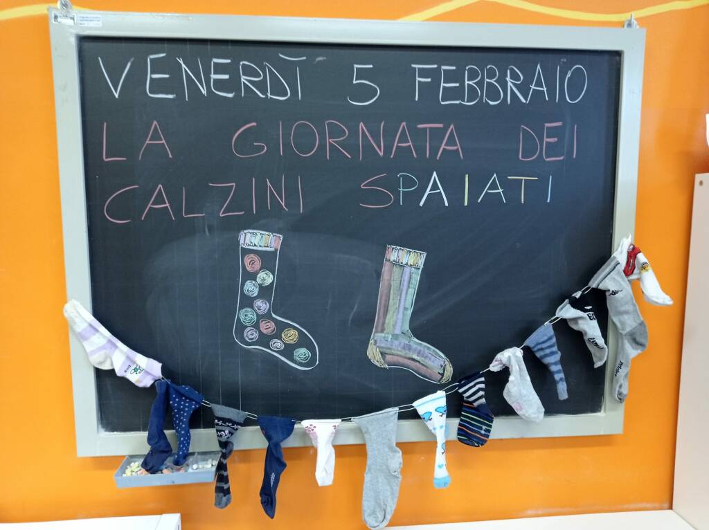 Alla primaria di San Chiaffredo si è celebrata la “Giornata dei calzini spaiati”