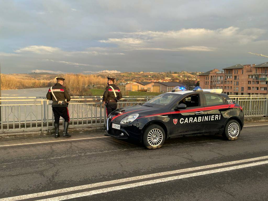 Alba, donna tenta il suicidio dal ponte sul Tanaro: i carabinieri la salvano