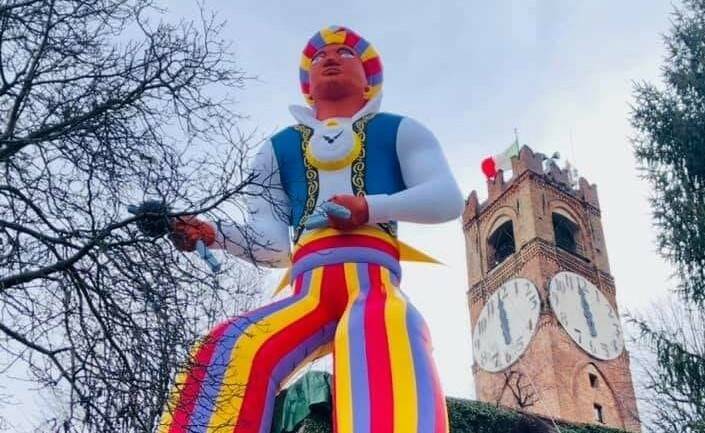 Mondovì, città del Moro: la maschera gigante del Carnevale monregalese domina lo skyline