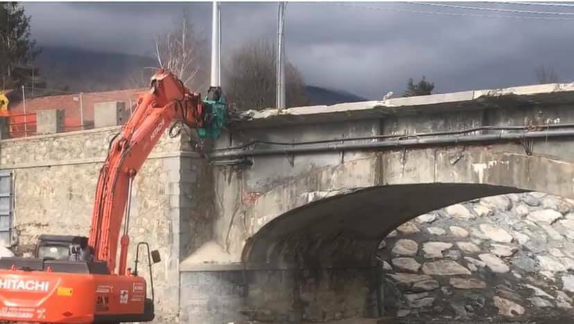 Garessio abbatte anche il secondo ponte: iniziato lo smantellamento dell’ex “Lepetit”